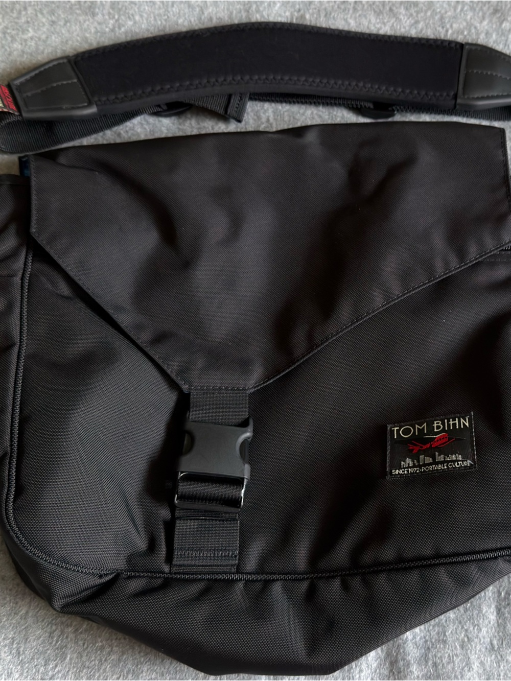 Tom Bihn Maker’s Bag — Black Ballistic / Island Halcyon Interior - Picture 2 of 10